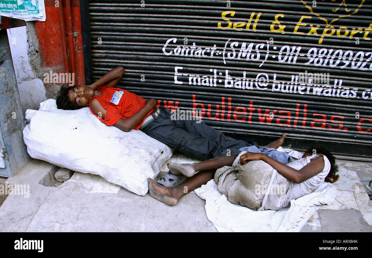 juveniles catching sleep on footpath delhi india Stock Photo