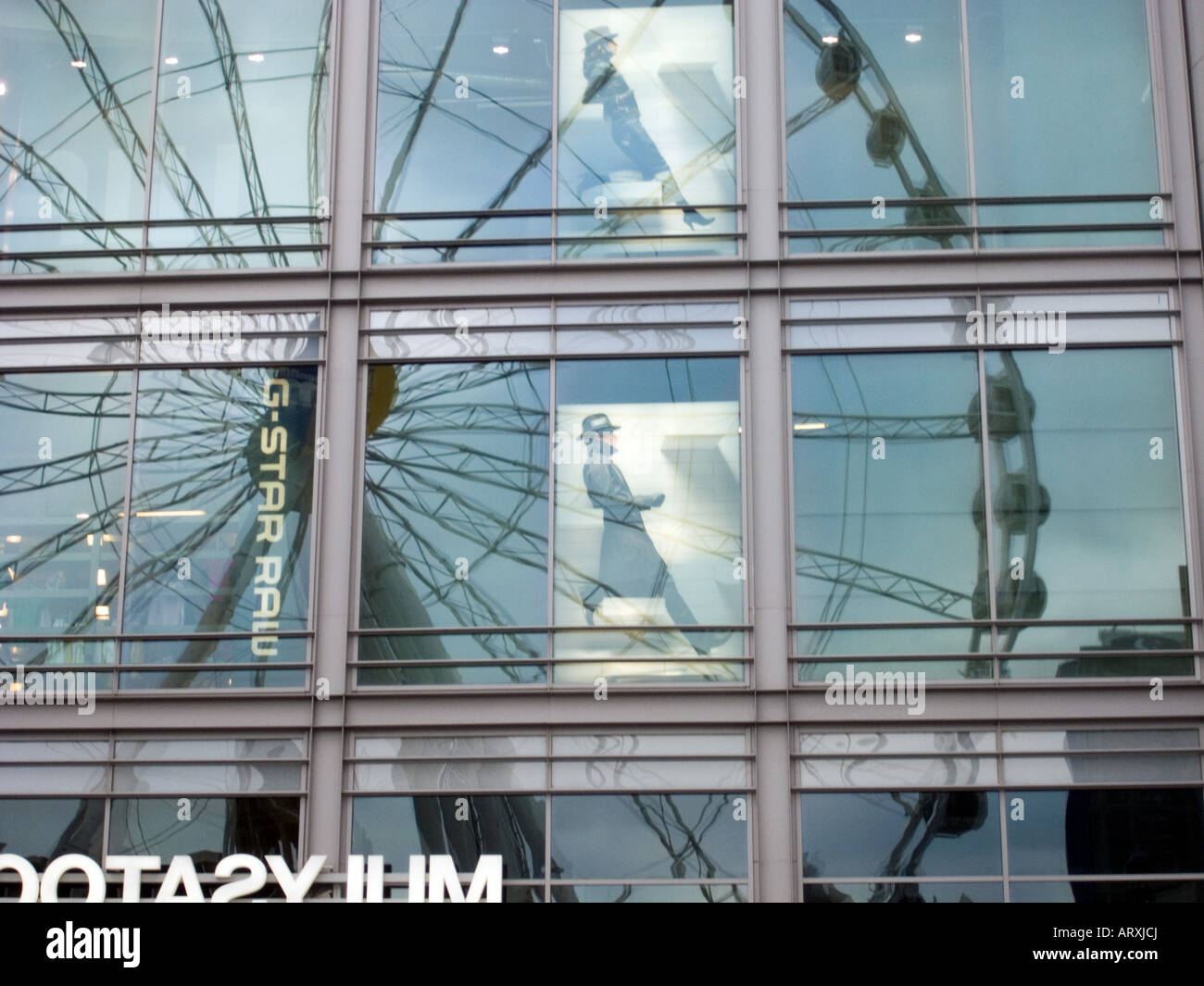 The Wheel of Manchester reflected in the Arndale Centre Stock Photo
