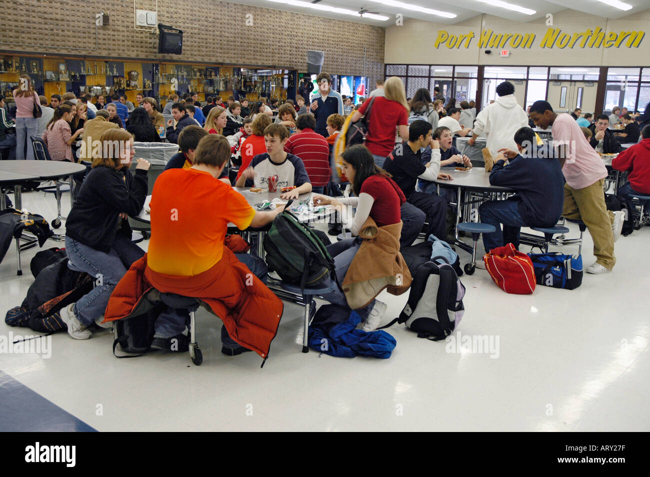 High school lunch room cafeteria hi-res stock photography and images ...
