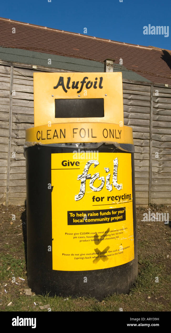 Yellow recycling bin hi-res stock photography and images - Alamy
