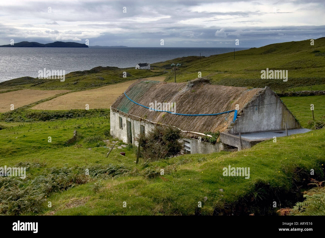 Abandoned thatch roof cottage hires stock photography and images Alamy