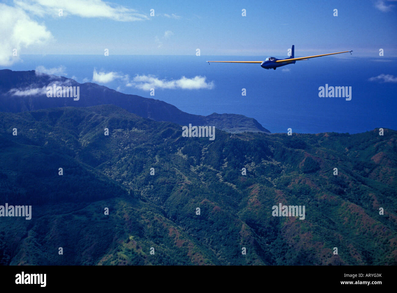 Gliders or sail planes gliding over the mountain ranges of Oahu Stock Photo Alamy