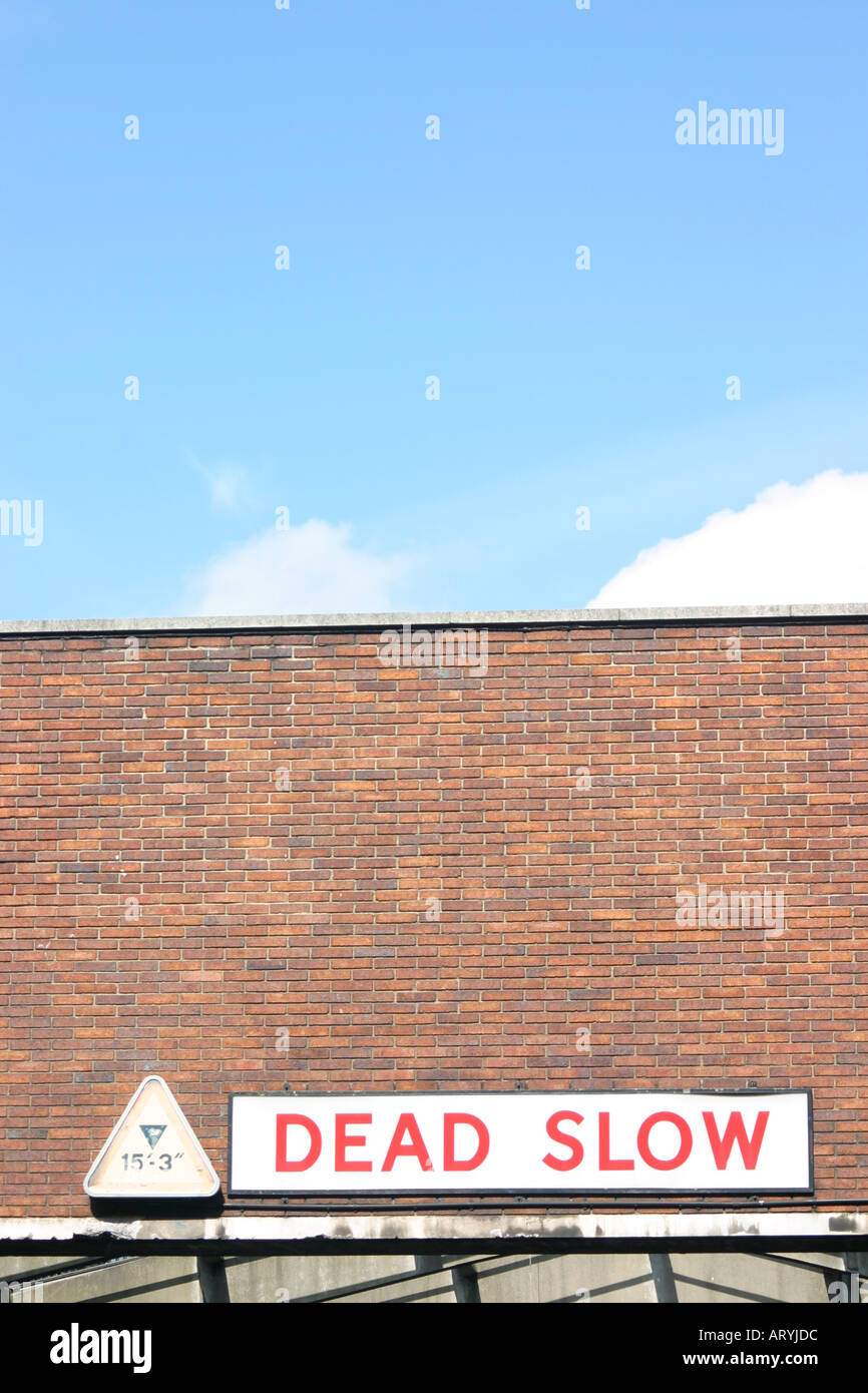 Dead Slow sign. Smeathfield market Stock Photo - Alamy