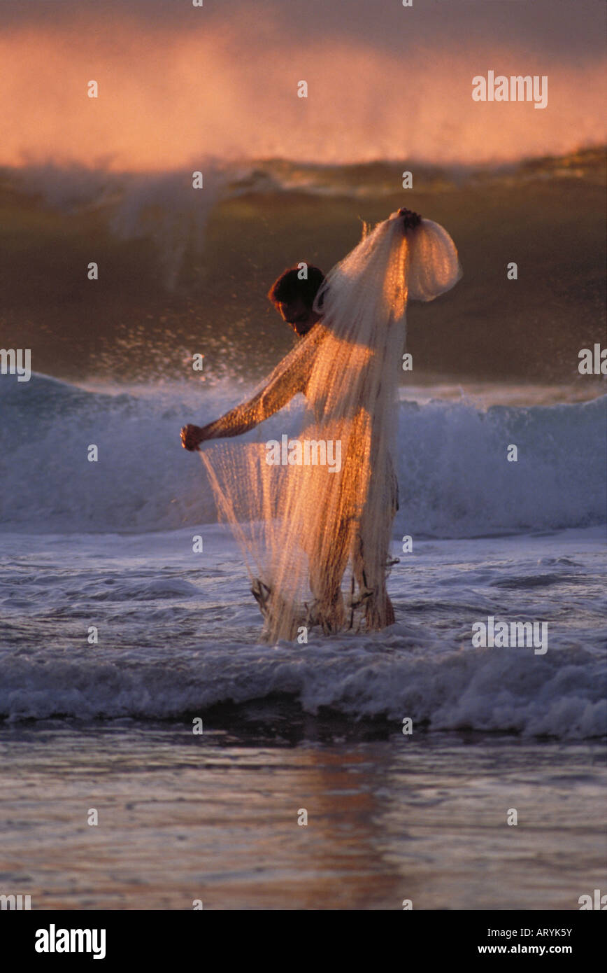 Throw net fishing hawaii hires stock photography and images Alamy