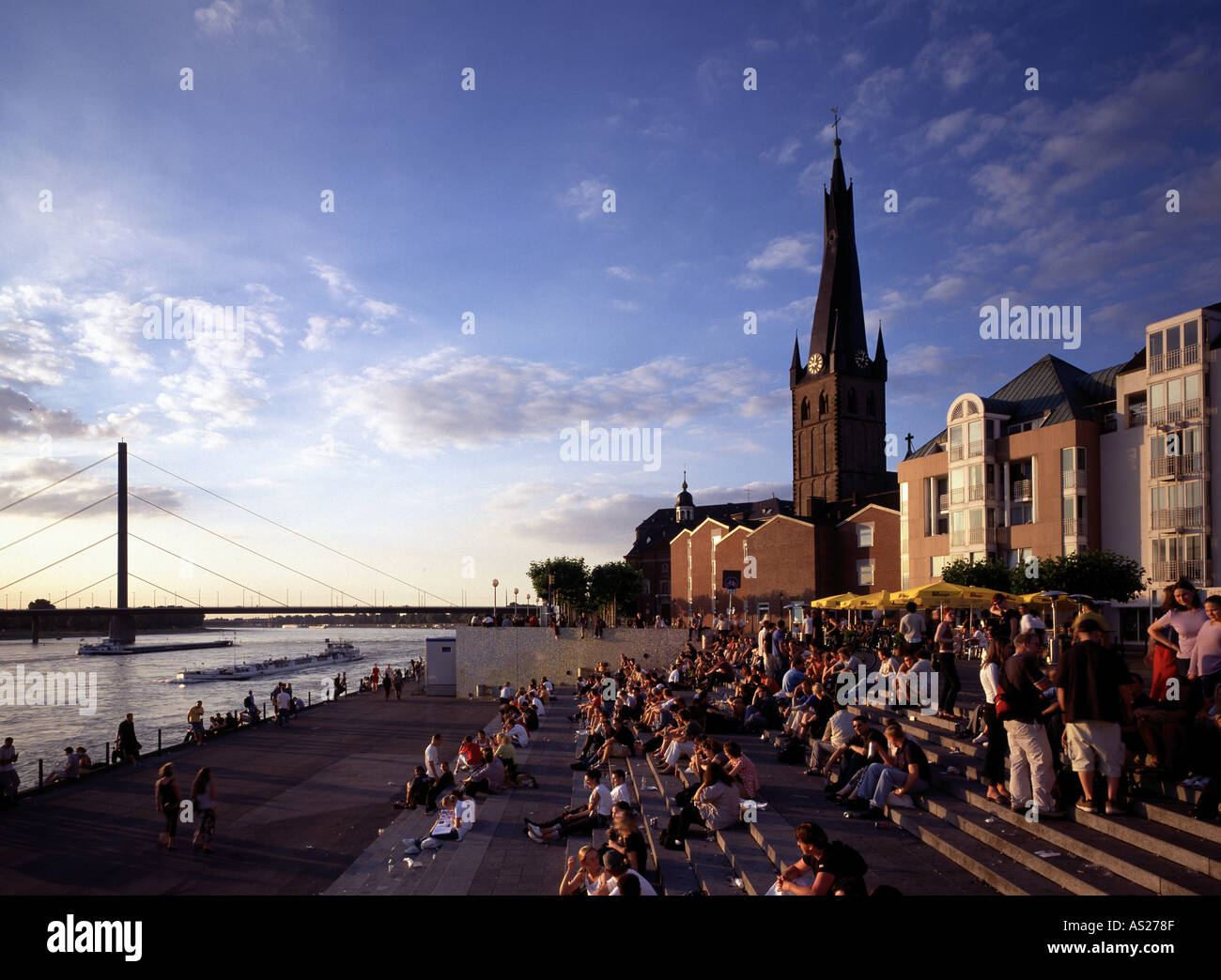 Düsseldorf, Treppe am Schloßturm, Mit Lambertuskirche und Oberkassler Brücke Stock Photo