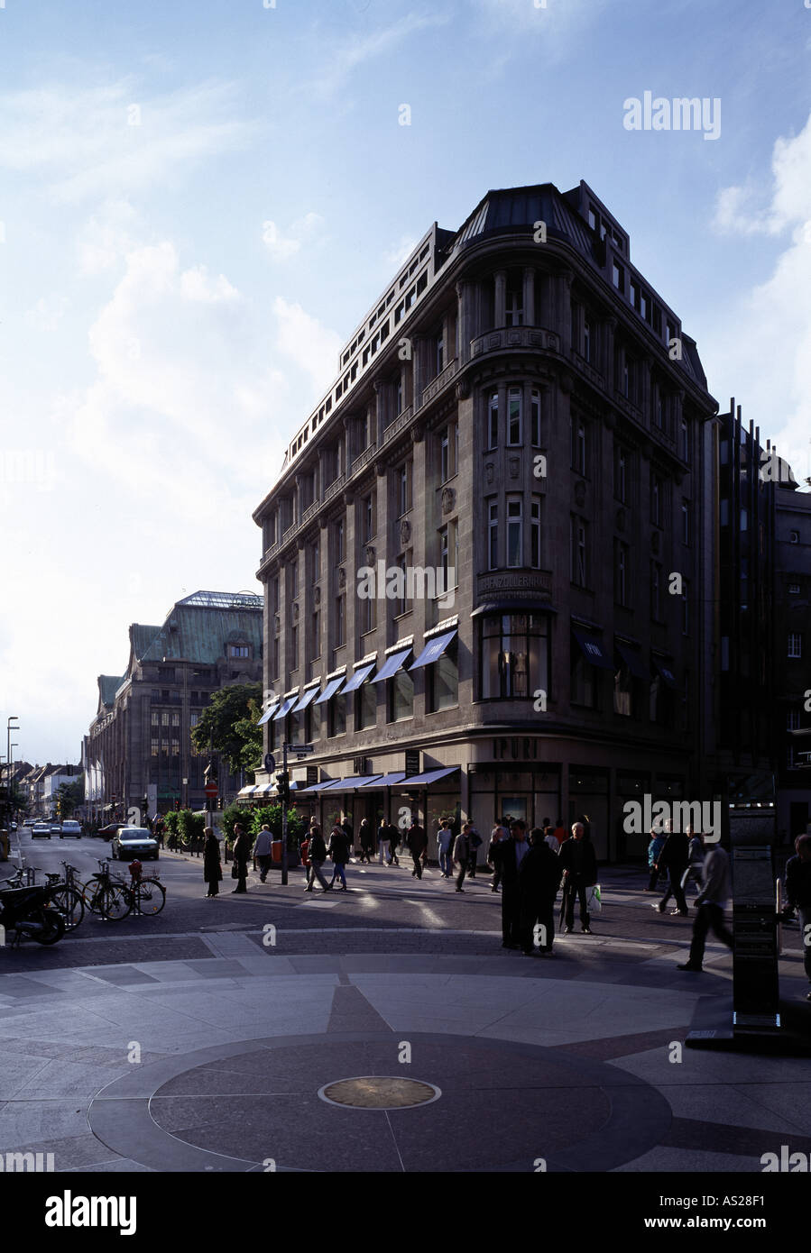 Düsseldorf, Hohenzollernhaus, Im Hintergrund der Kaufhof an der Kö (ehemaliges Kaufhaus Tietz) Stock Photo