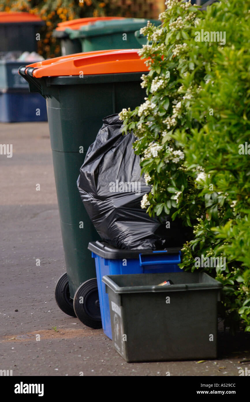 Kerbside reusable bins hi-res stock photography and images - Alamy