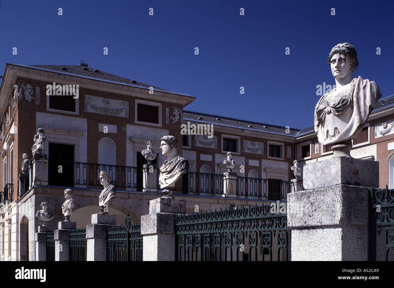 Aranjuez Casa Del Labrador Aussenansicht Mit Bustengalerie Stock Photo Alamy