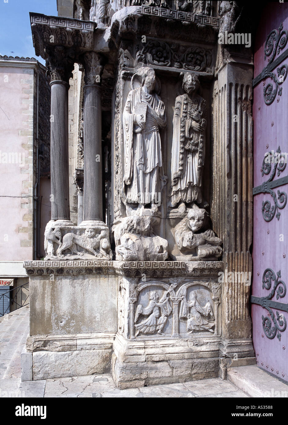 Saint-Gilles-du-Gard, Abteikirche Hauptportal, Linkes Gewände: Johannes der Evangelist und Jakob der Ältere Stock Photo