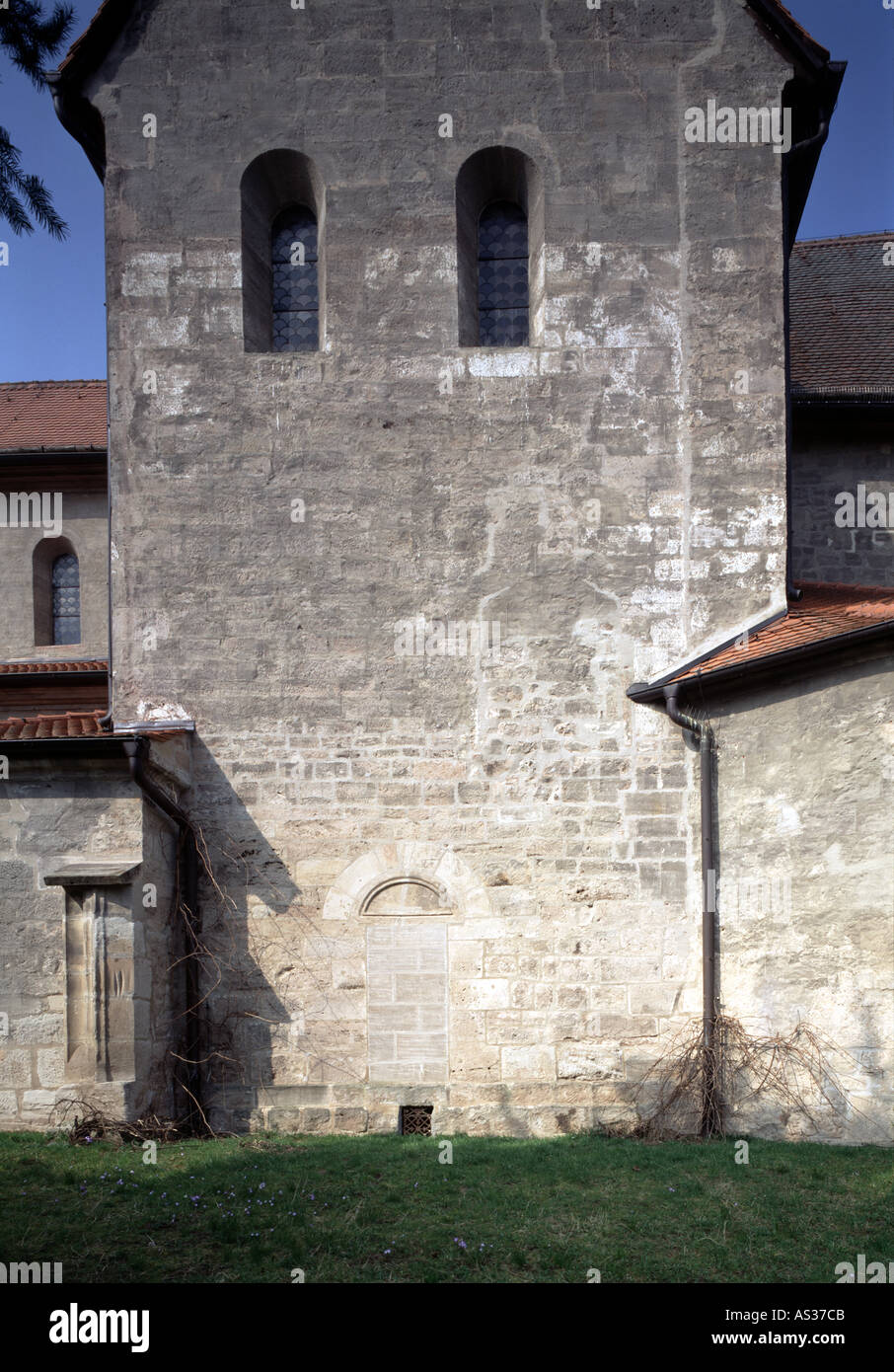 Münchaurach, Klosterkirche, Südfassade des Querhauses mit vermauerter Tür und Baufuge Stock Photo