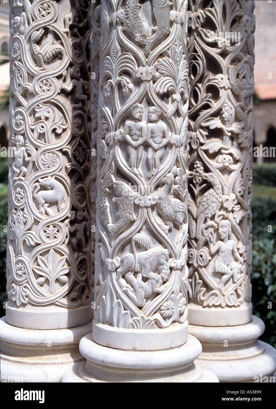 Monreale, Dom, Kreuzgang, Säulen am Brunnen Stock Photo