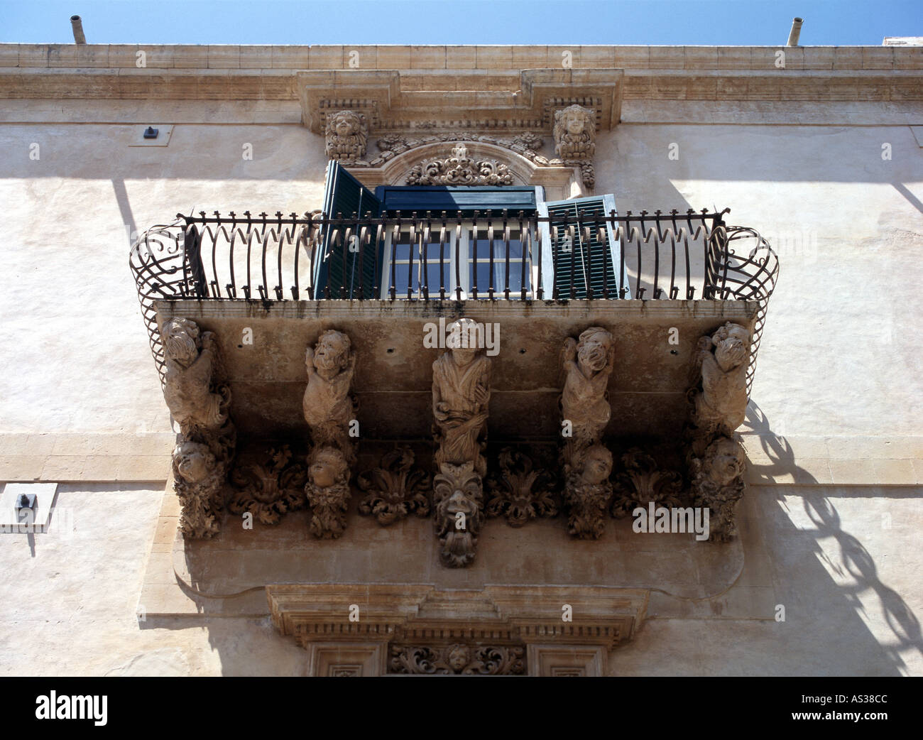 Karyatide High Resolution Stock Photography And Images Alamy