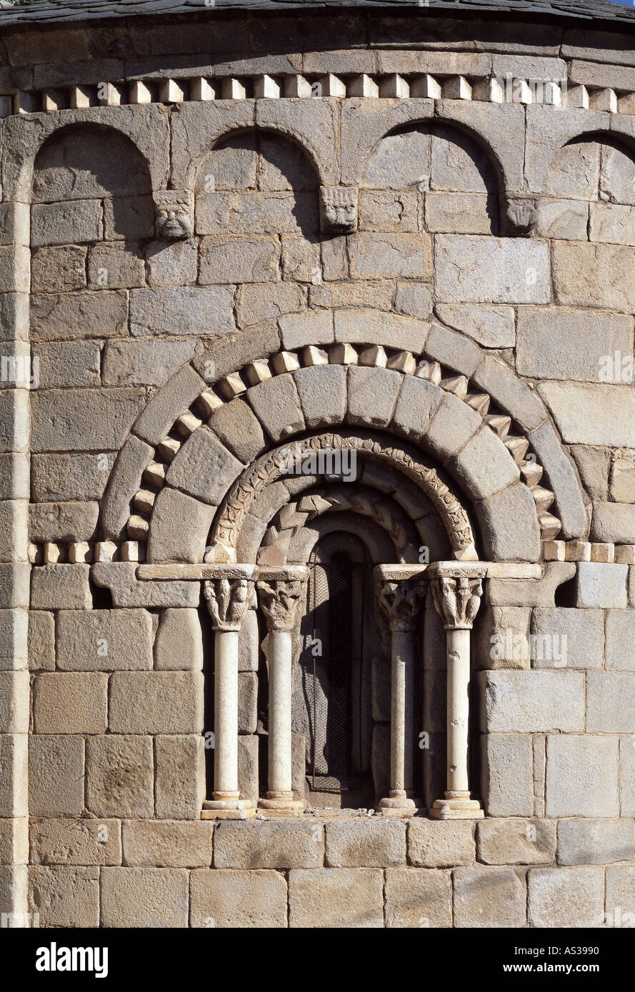 Corneilla-de-Conflent, Chorapsis der Kirche, Fenster Stock Photo