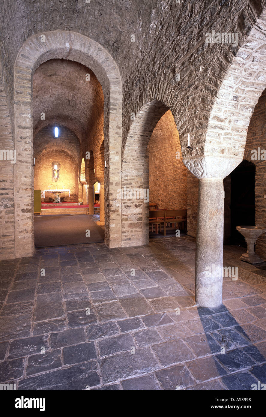 Saint-Martin-de-Canigou, Abtei, Oberkirche, Blick nach Osten mit zentralem Gurtbogen Stock Photo
