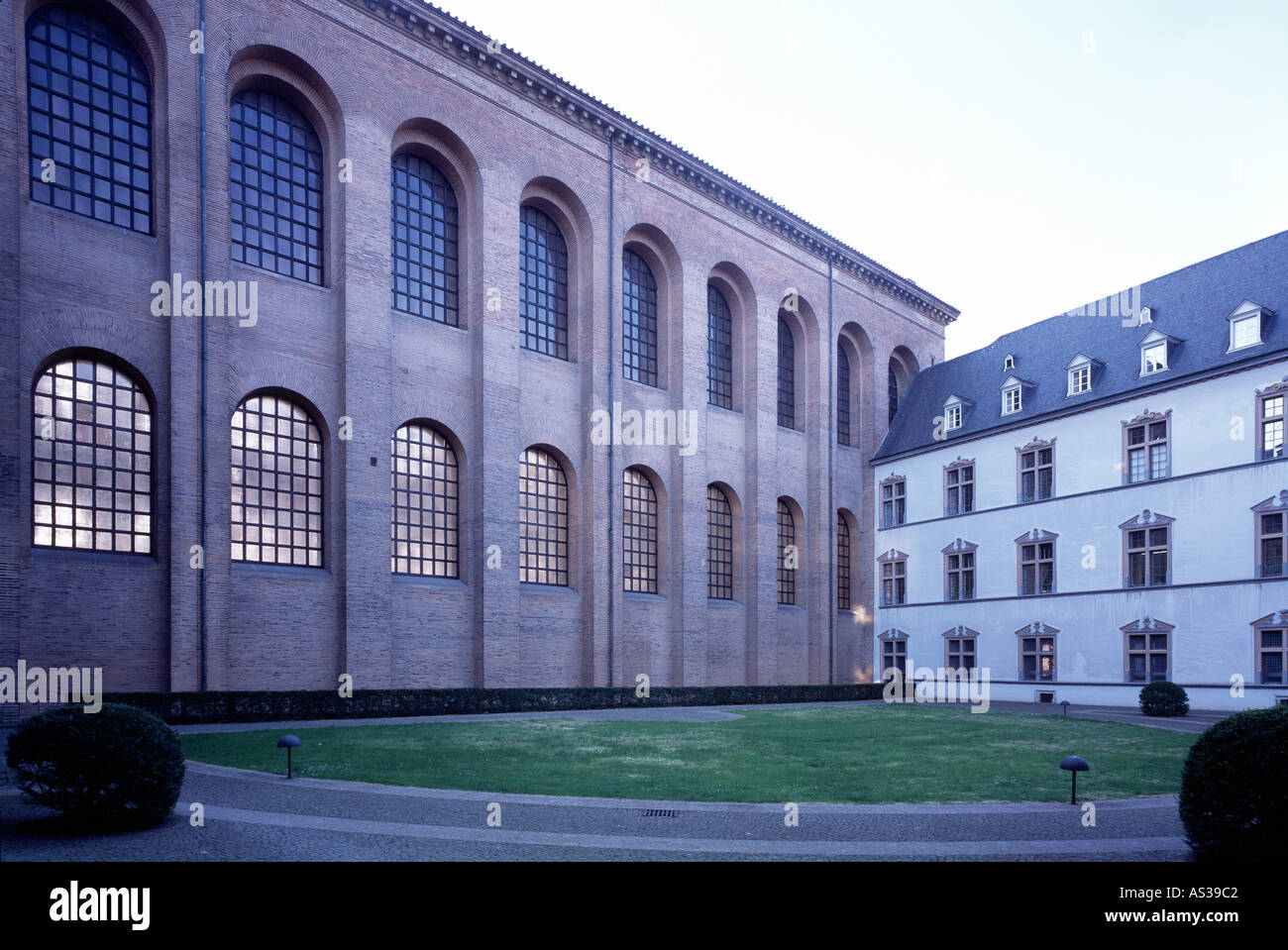 Trier, Basilika, Ostseite, Blick aus dem Innenhof des Kurfürstlichen Palais Stock Photo