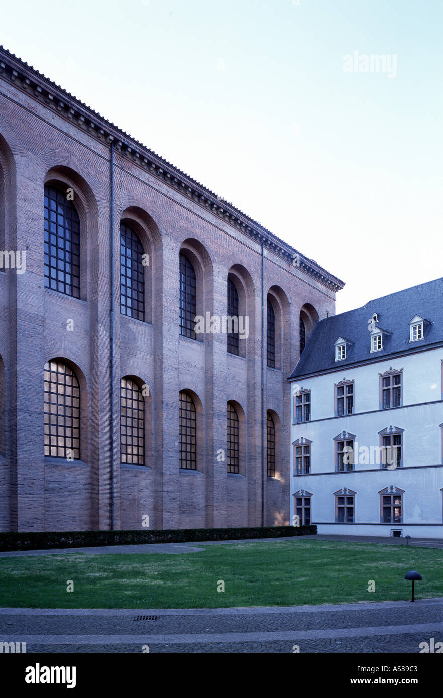 Trier, Basilika, Ostseite, Blick aus dem Innenhof des Kurfürstlichen Palais Stock Photo