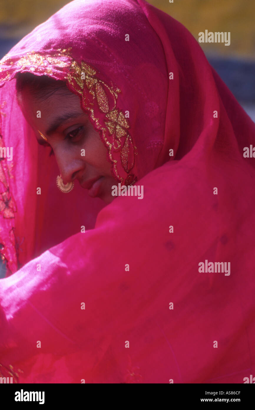 Beautiful young Indian woman in a sari Stock Photo - Alamy