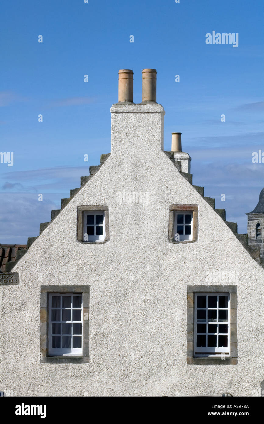 dh  CULROSS FIFE Scottish Whitewashed house historic village gable end crow steps stepped houses scotland architecture exterior uk roof Stock Photo