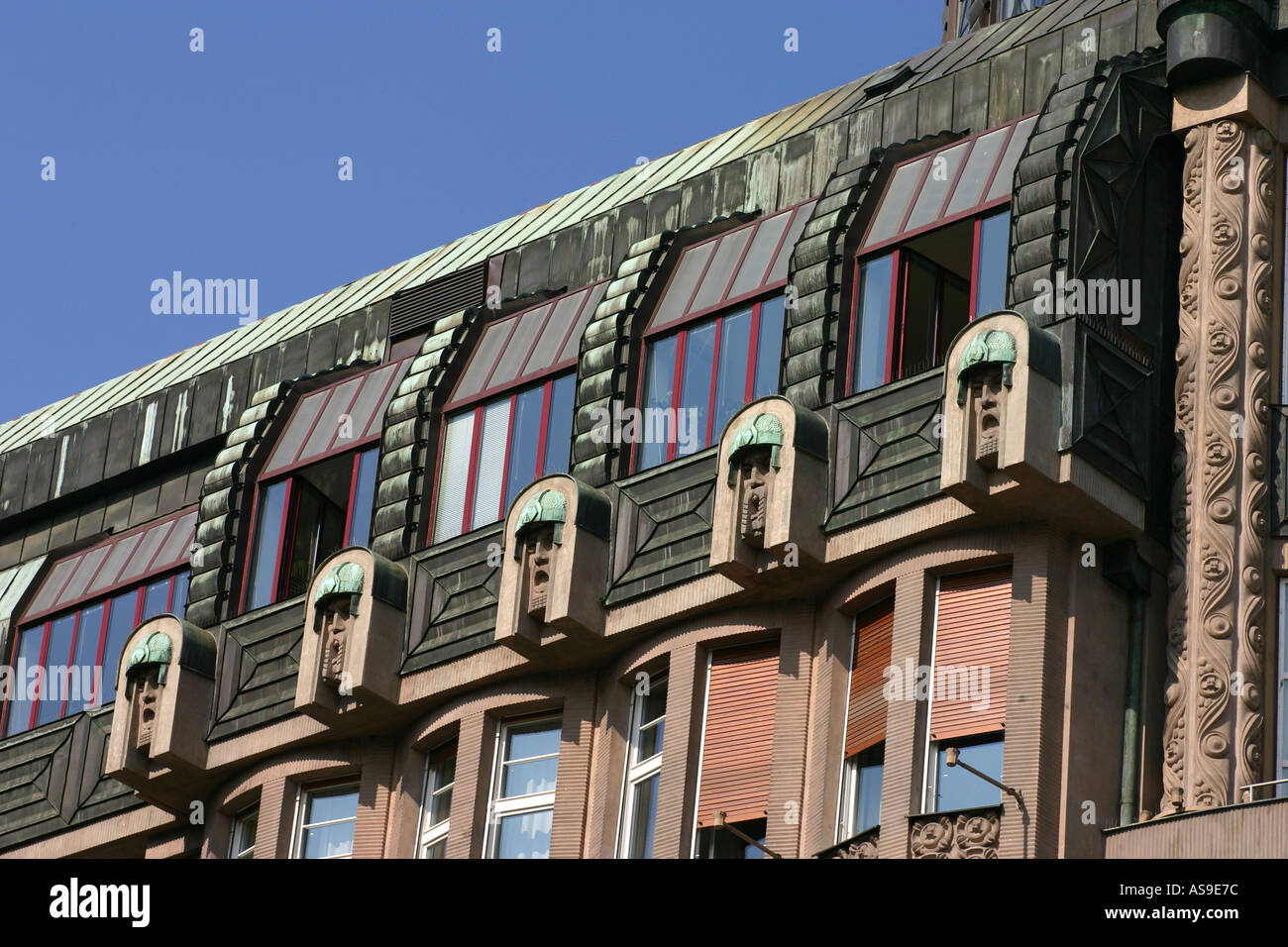 Faces on a building hi-res stock photography and images - Alamy