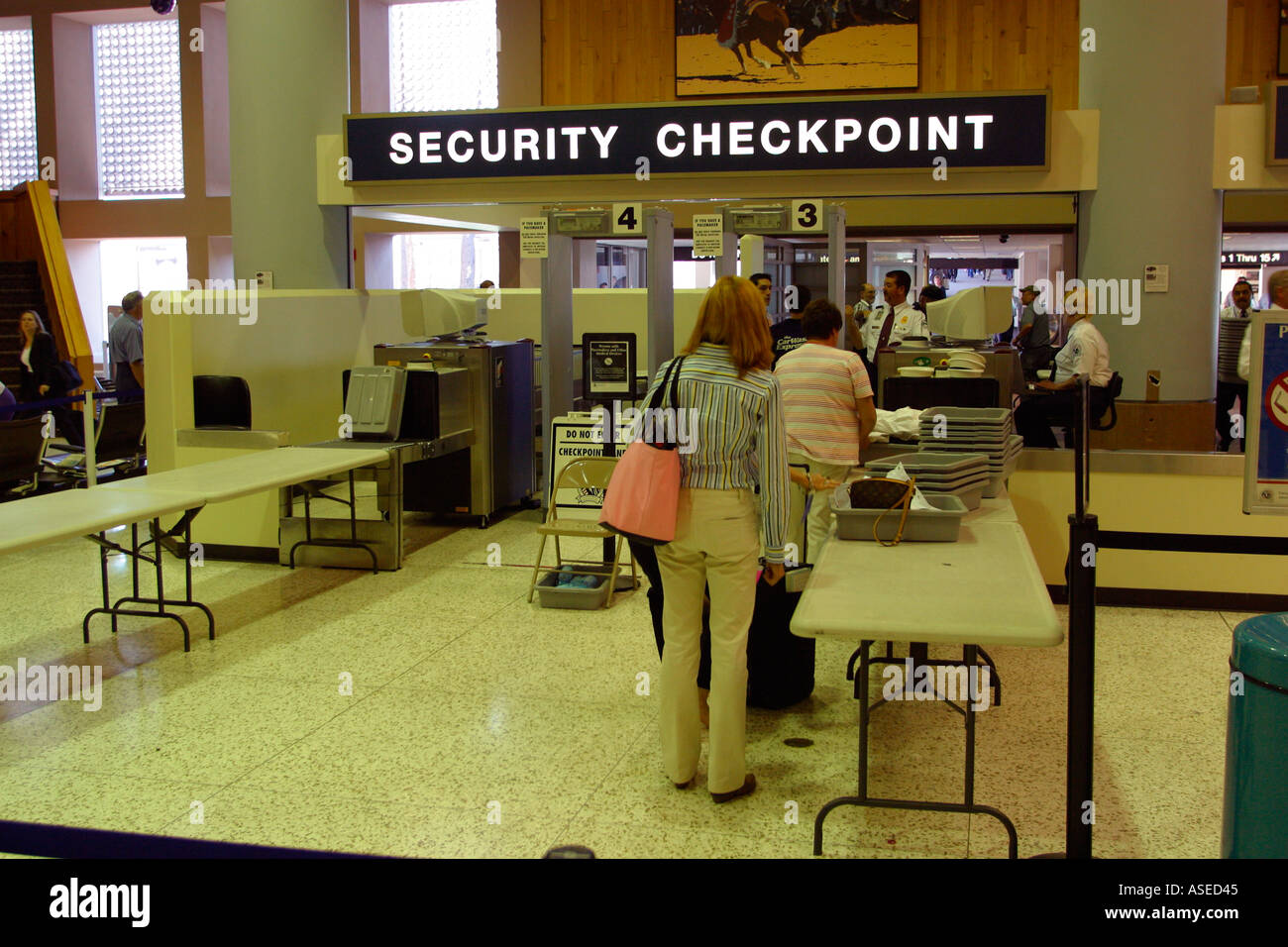 Чекпоинт зеленый. Чекпоинт логотип. A curbside check-in. Киоски самостоятельной регистрации в аэропорту. Self check.