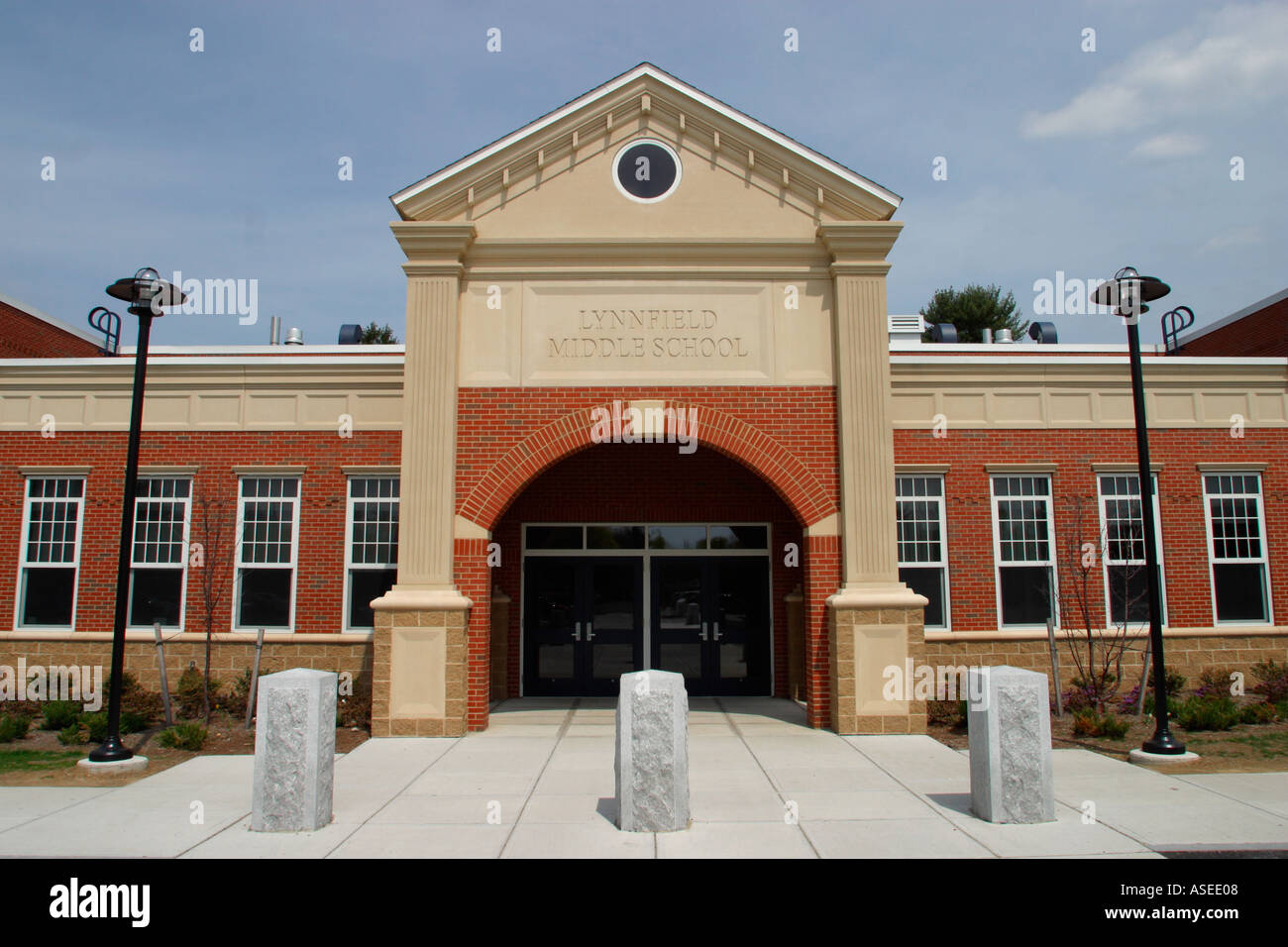 Middle school exterior hires stock photography and images Alamy