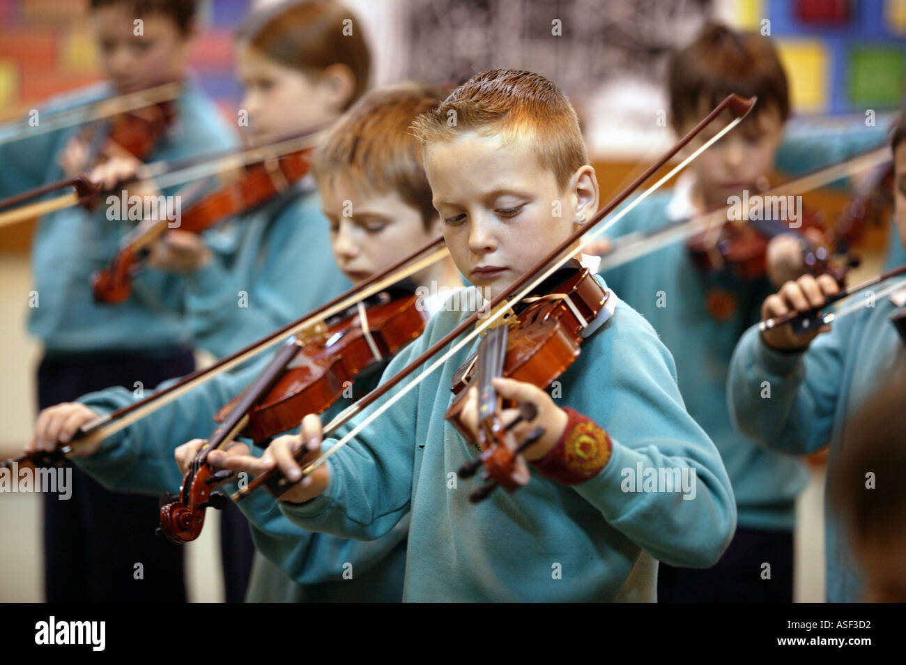 Violin lessons for year 4 pupils at St Lawrence primary school in Ludlow Shropshire UK April 2004 Stock Photo