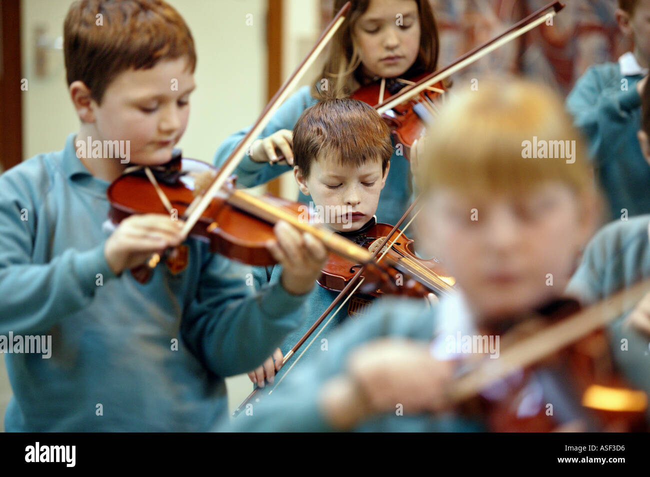 Violin lessons for Year 4 pupils at St Lawrence primary school in Ludlow, Shropshire, UK Stock Photo