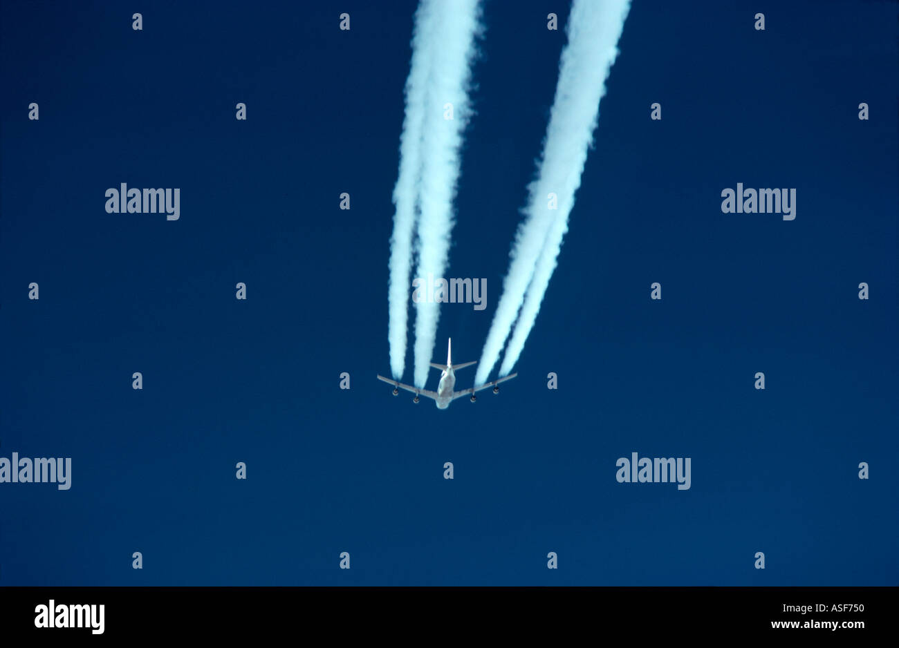 Jet blue sky hi-res stock photography and images - Alamy