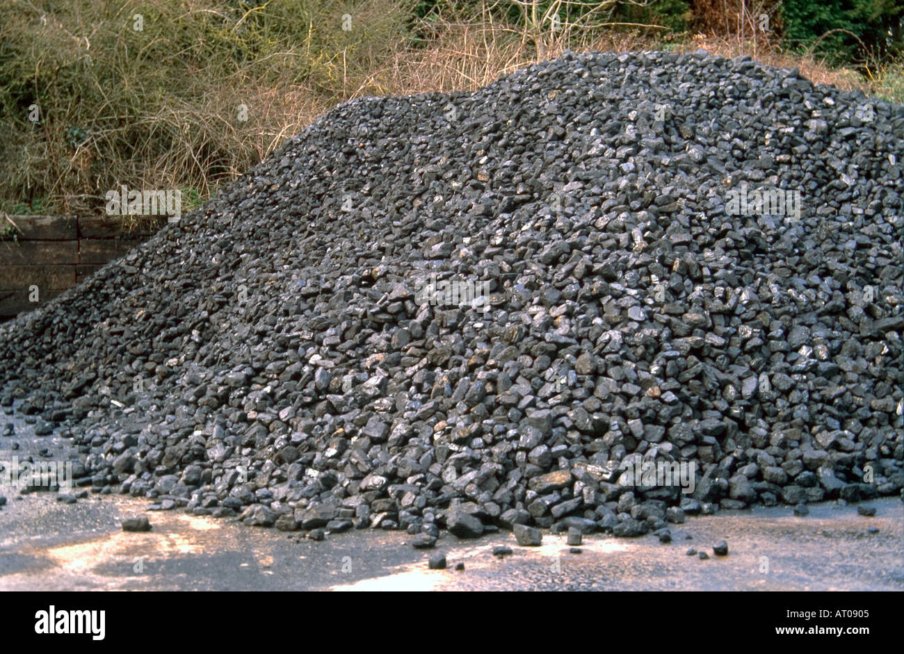Pile of large lumps of coal hi-res stock photography and images - Alamy