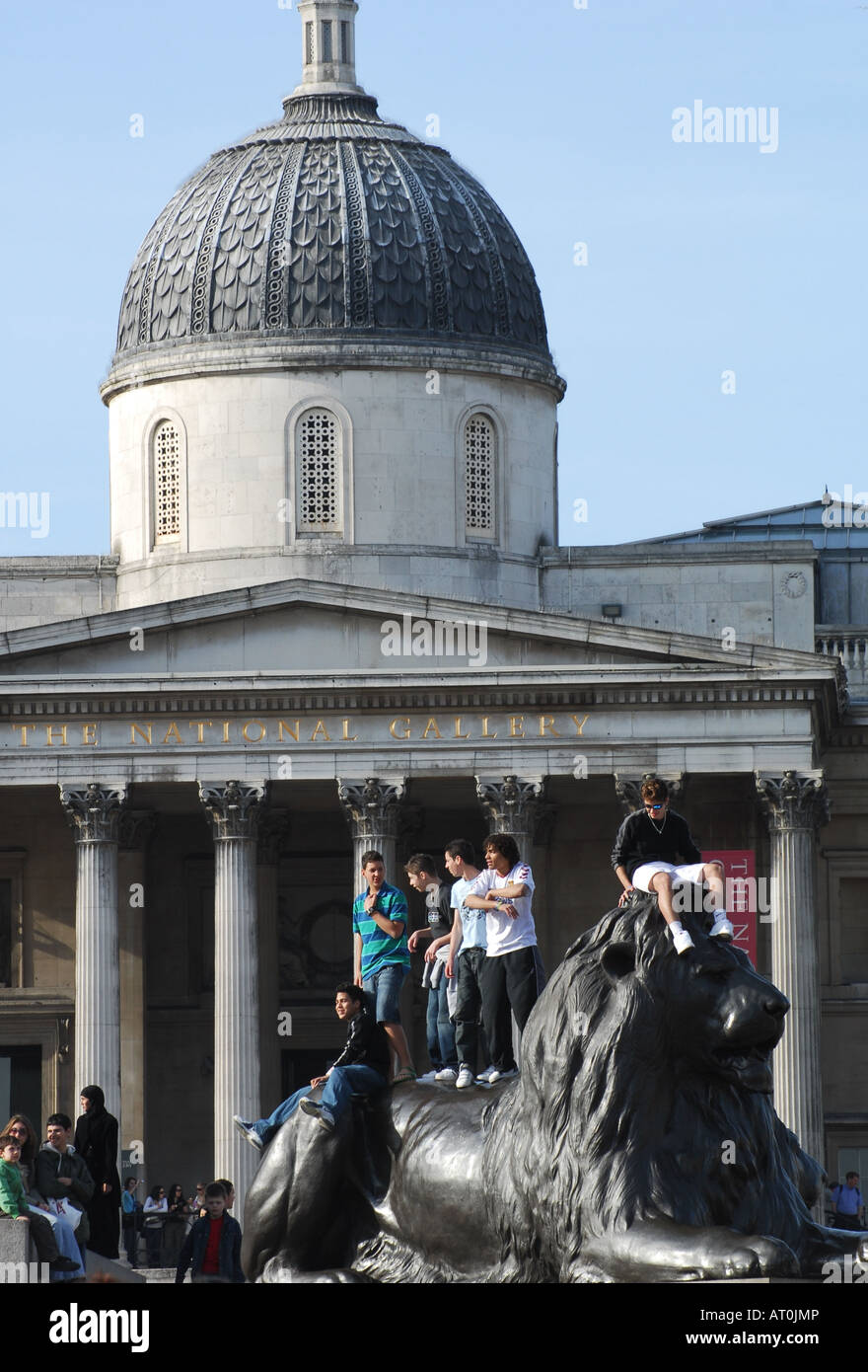 Statues on trafalgar square hi-res stock photography and images - Alamy