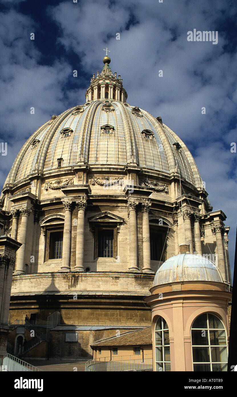Cupola della basilica di san pietro hi-res stock photography and images ...