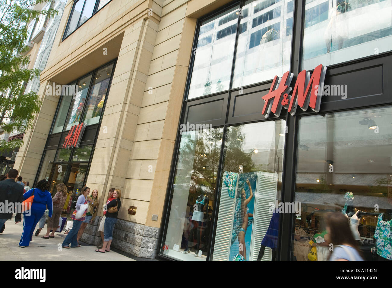 ILLINOIS Chicago Shoppers on sidewalk outside H M clothing store retail  shop in Michigan Avenue shopping district Stock Photo - Alamy