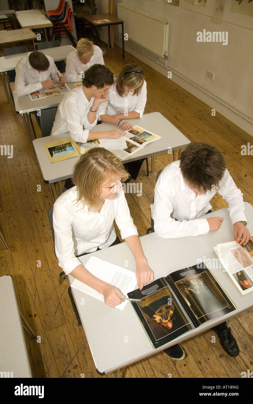 Teenagers school and classroom hi-res stock photography and images - Alamy