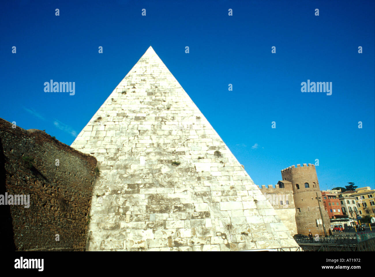 pyramid caio cestio mausoleum Rome Stock Photo - Alamy