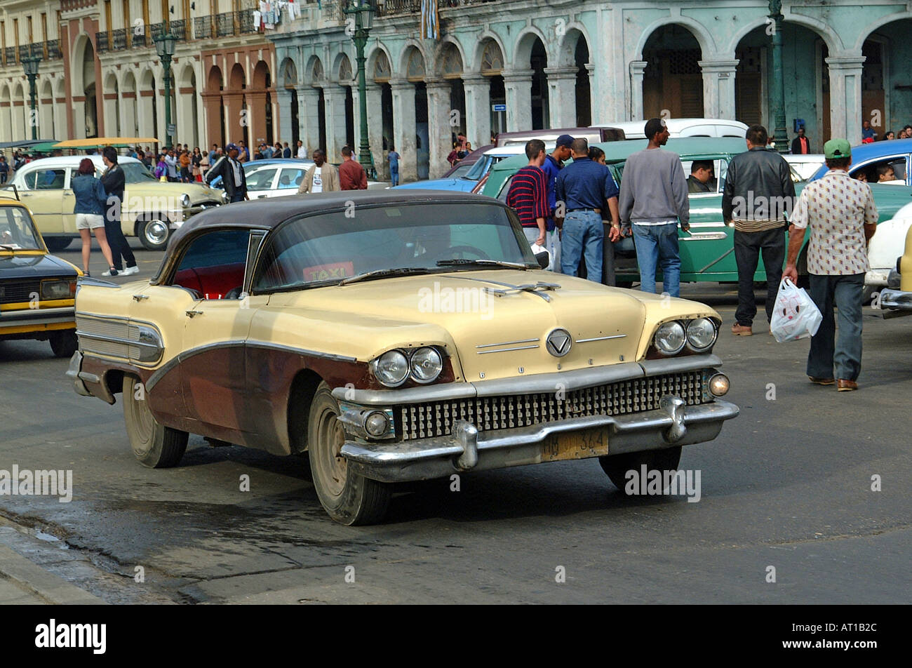 Vintage Car In Old Havana - 1000 Piece Jigsaw Puzzle by