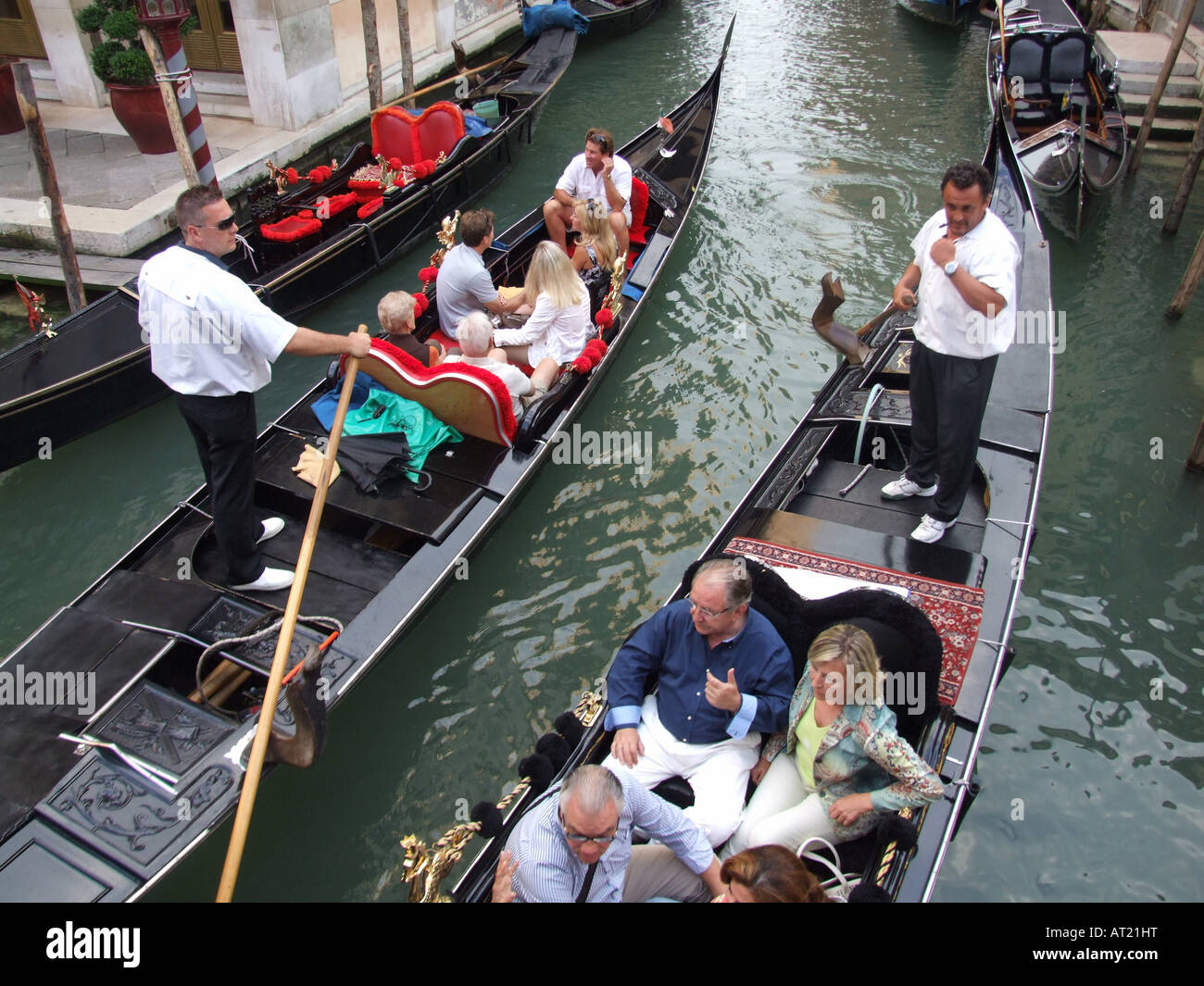 Elderly couple in gondola venice hi-res stock photography and images ...