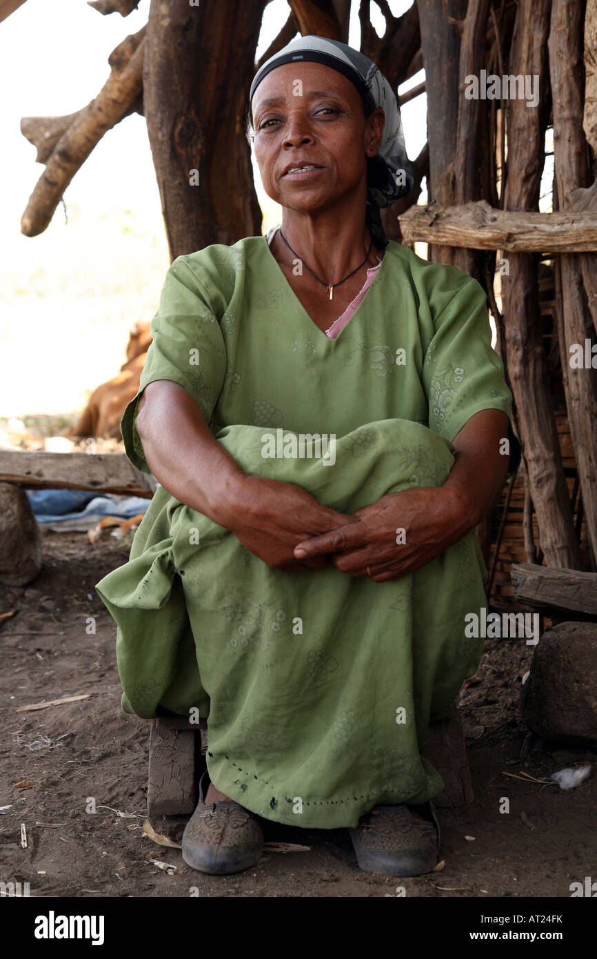 African poor mother hi-res stock photography and images - Alamy