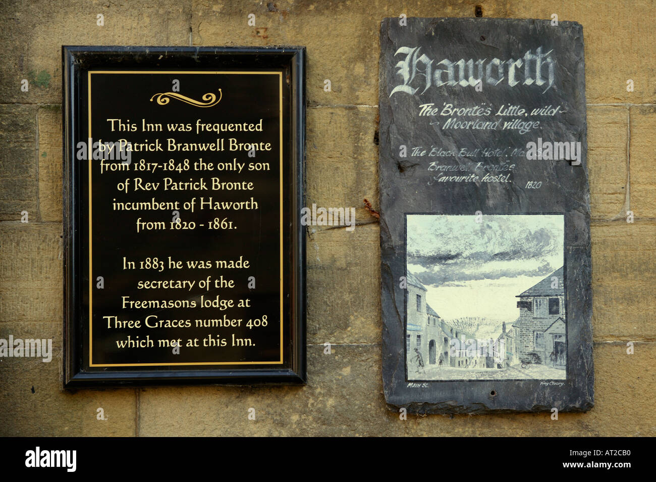 COMMEMORATIVE PLAQUE TO PATRICK BRANWELL BRONTE ON THE WALL OF THE BLACK BULL HOTEL HAWORTH VILLAGE YORKSHIRE ENGLAND Stock Photo