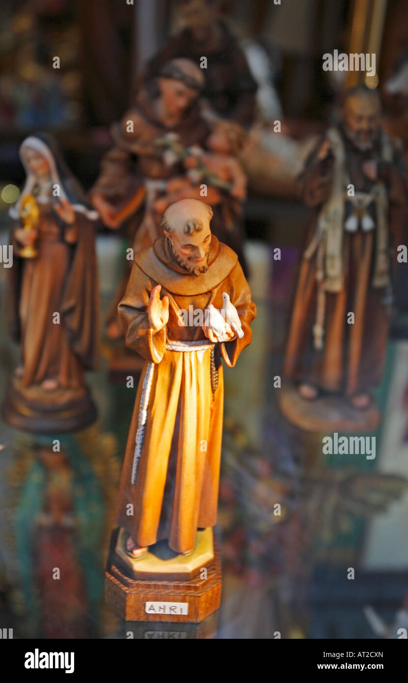 Saint francis in gift shop in assisi hires stock photography and