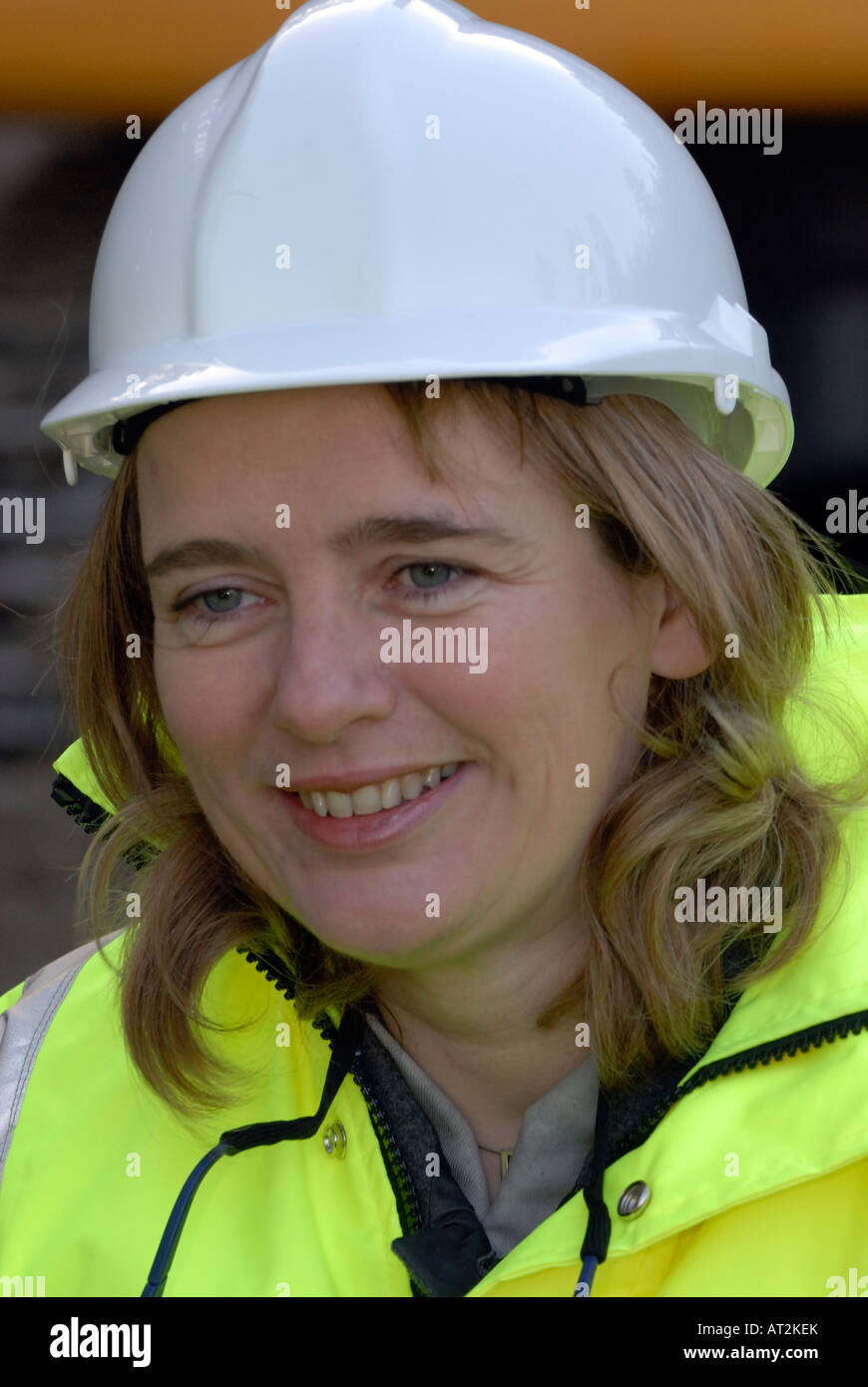 ruth kelly secretary of state for transport wearing a high visibility jacket coat tabbard and hard hat on a building Stock Photo