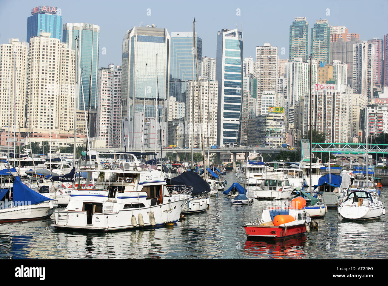 hong kong skyline junk boat river Stock Photo - Alamy