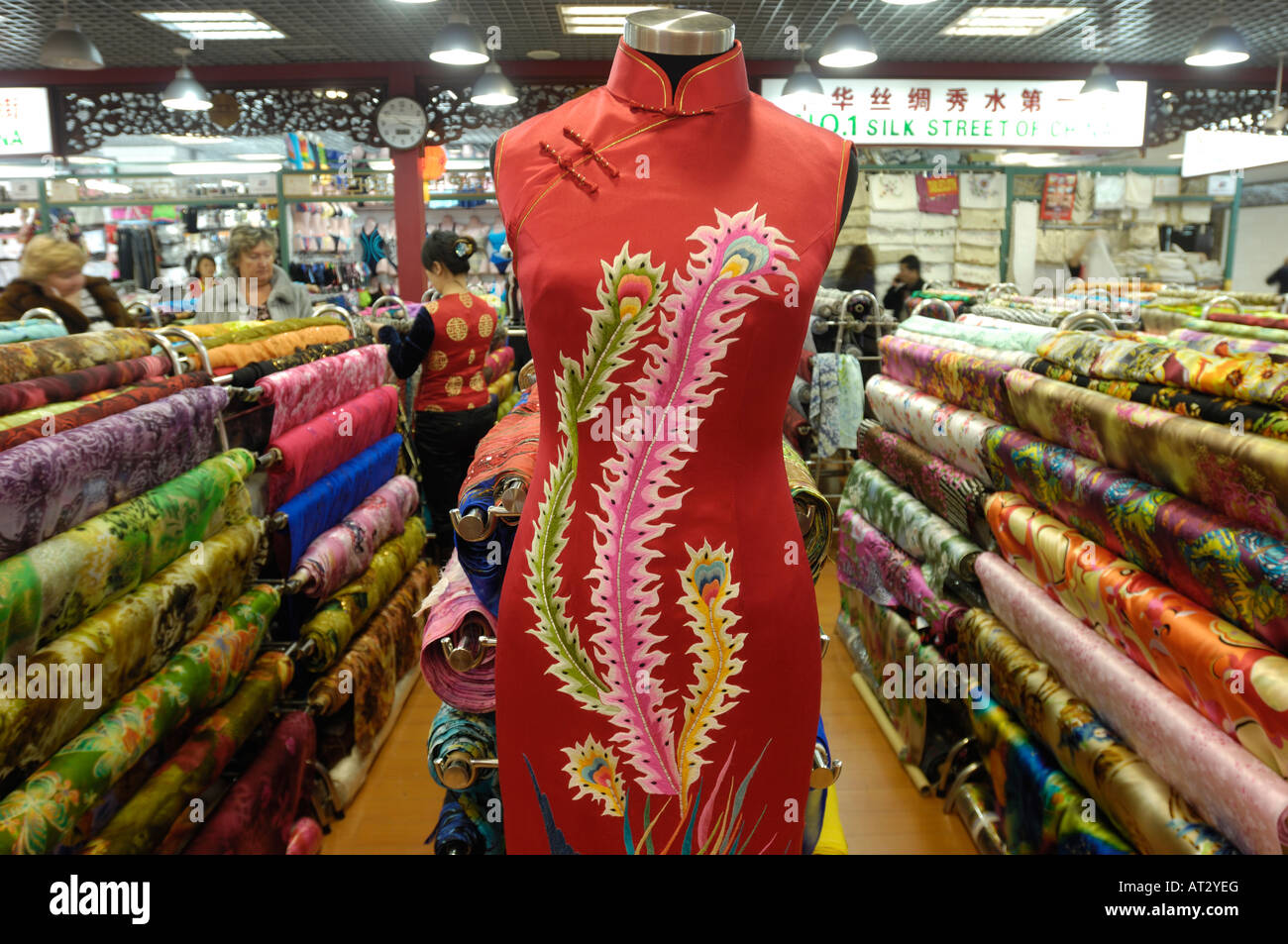 Chinese silk, Chinese silk fabric, silk fabric, Chinese silk cloth, silk  cloth, bolt of silk, bolts of silk, shop, Chinatown, Singapore, Asia Stock  Photo - Alamy