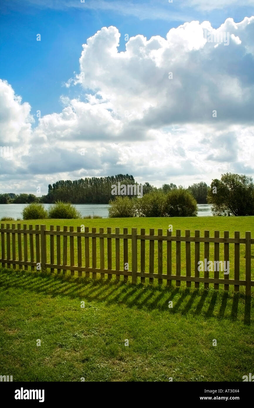 White picket fence landscape hi-res stock photography and images - Alamy