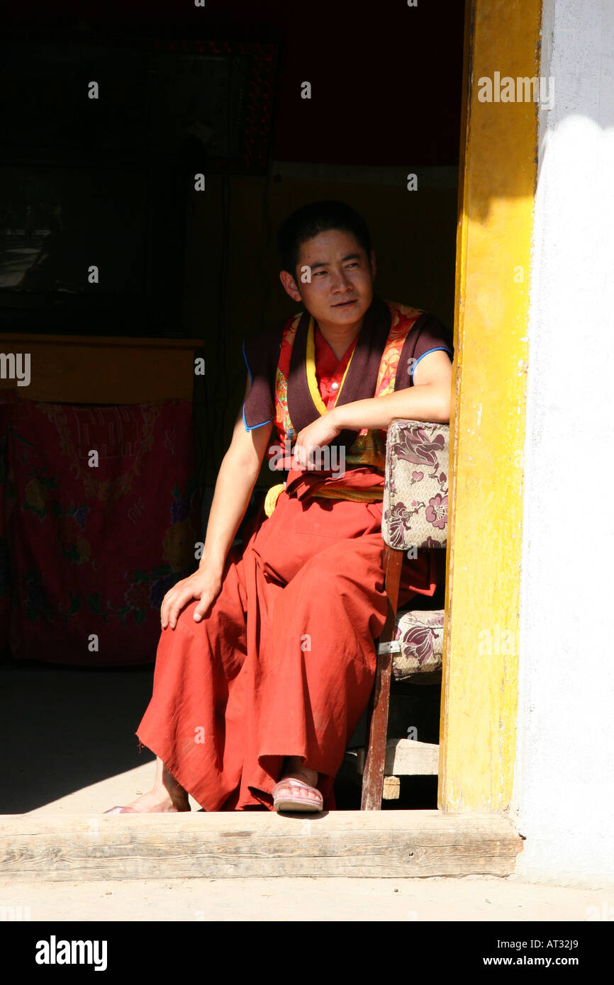 Chinese buddhist monk sitting hi-res stock photography and images - Alamy