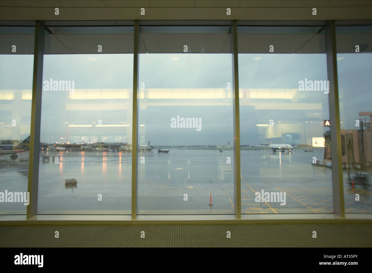 Planes on the tarmac at an airport Stock Photo - Alamy