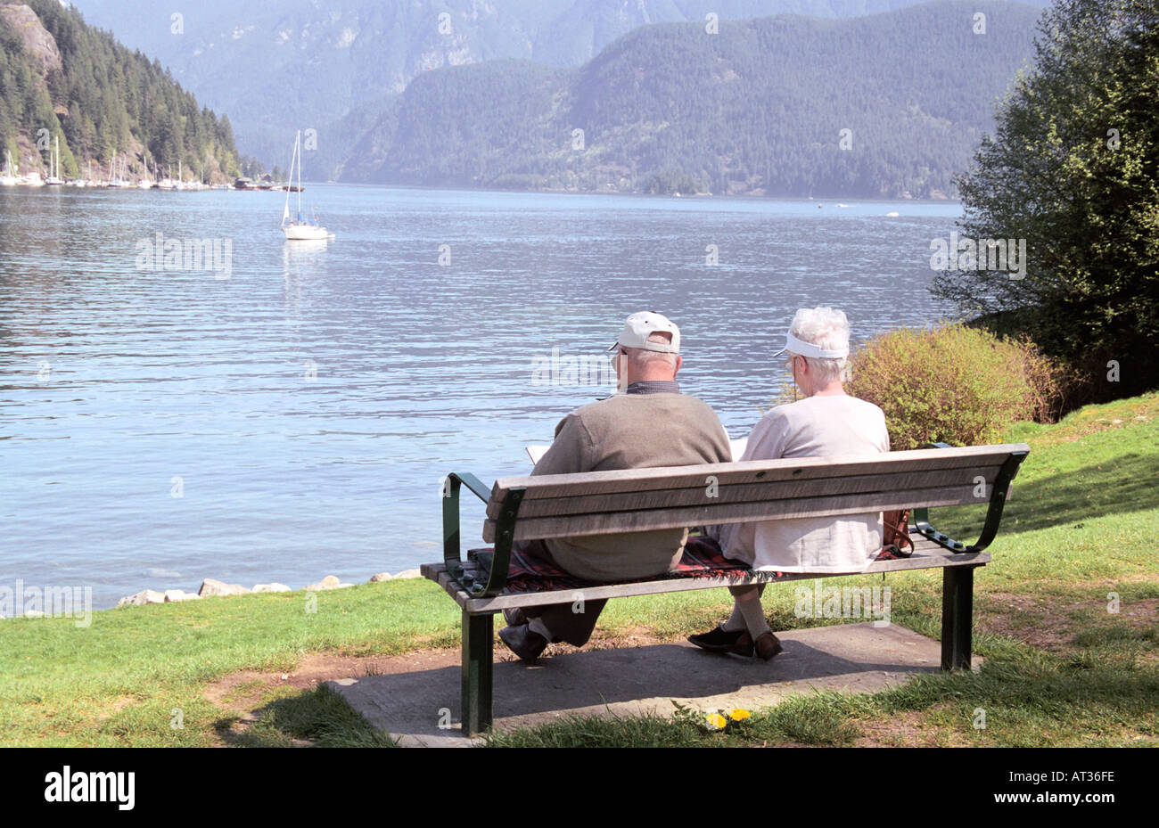 Elderly people sitting on bench hi-res stock photography and images - Alamy