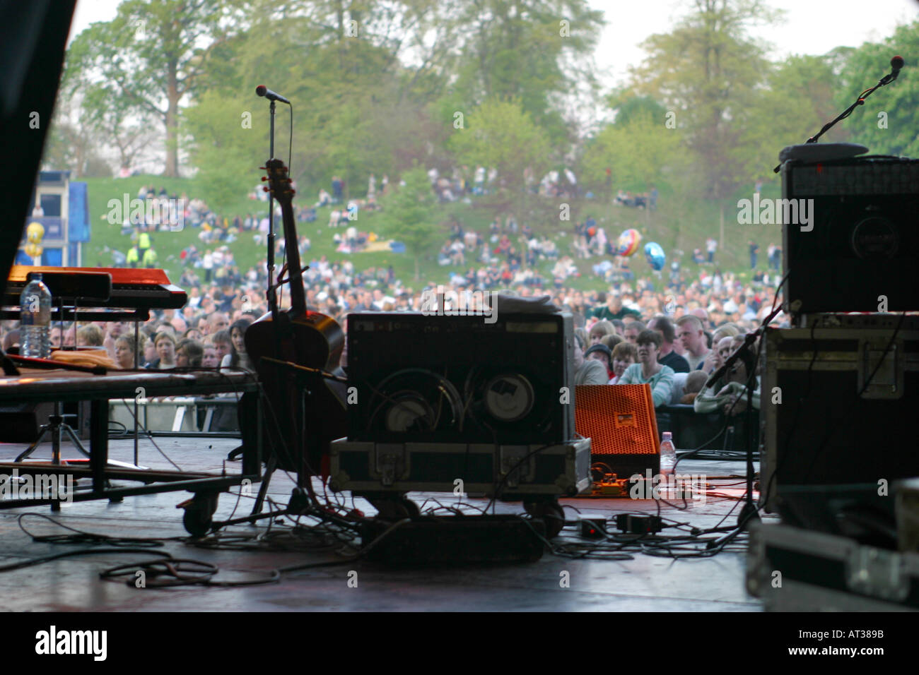 Backstage view of pop concert crowd Stock Photo - Alamy