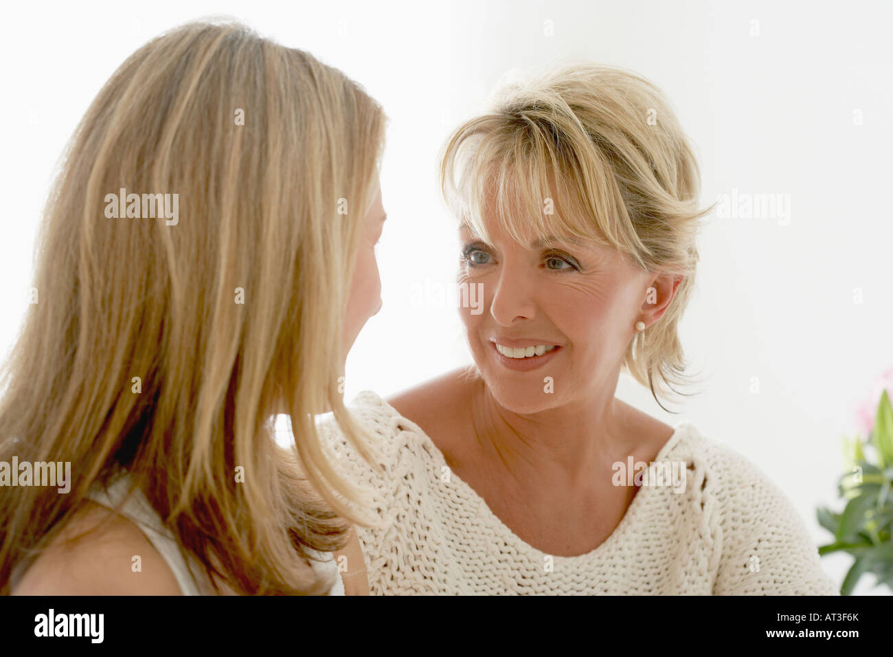 две женщины за 40. подруги в возрасте. две женщины за 40. женщины разных возрастов. группа женщин.