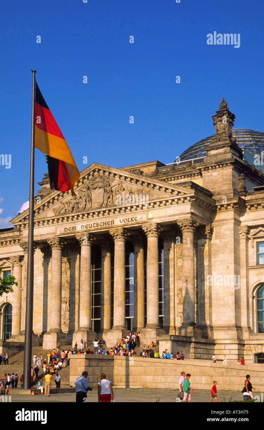 Queues wait in the evening summer sunshine in Berlin at the Reichstag