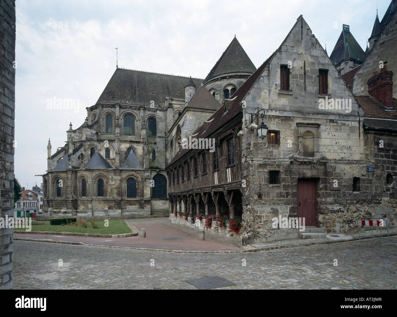 Noyon cathedral hires stock photography and images Alamy